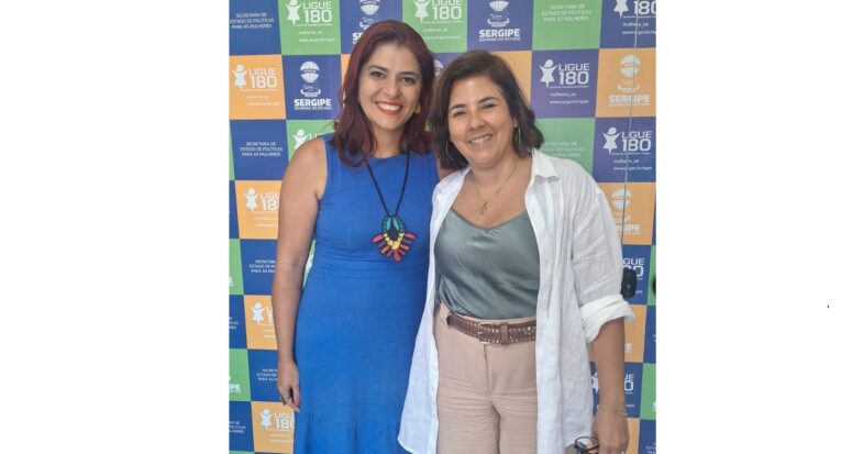 Professora Grasiele Borges com a diretora de combate às violências contra as mulheres da SPM e delegada de polícia, Dra Ana Carolina Jorge