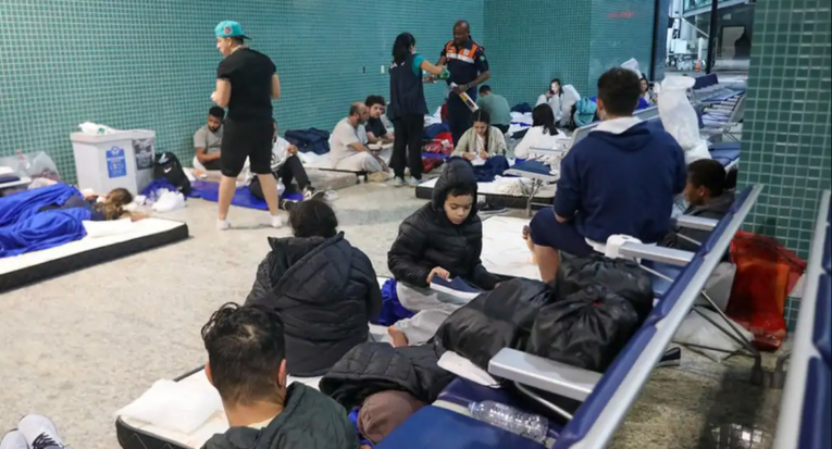Imigrantes brasileiros que foram deportados dos EUA e algemados no voo foram acolhidos em Manaus (AM) e levados pela FAB até o destino final (Antônio Lima/Agência Amazonas)