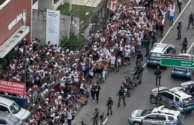 Polícia tenta conter torcedores envolvidos em confrontos nas ruas do Recife, antes de jogo entre Sport e Santa Cruz (Reprodução/Redes Sociais)
