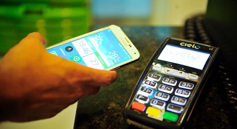 O uso da aproximação de celular para fazer pagamentos em máquinas de cartão de crédito e débito é um exemplo do uso de ferramentas tecnológicas nas relações de consumo (Marcello Casal Jr/Agência Brasil)