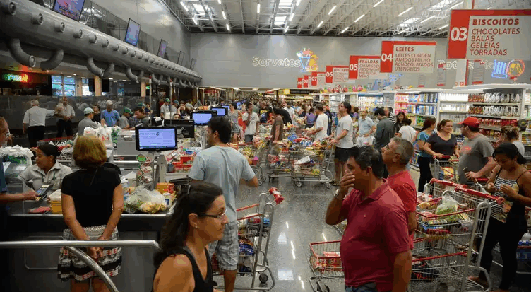 A alta da inflação foi puxada principalmente pelo aumento dos preços dos produtos de Alimentação e Bebidas, que são quase 20% dos produtos e serviços pesquisados pelo IPCA (Tânia Rêgo/Arquivo/Agência Brasil) 

