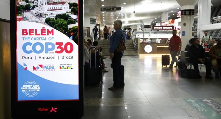 Cartaz de divulgação da COP 30, que irá atrair cerca de 40 mil pessoas e delegações de quase 200 países para a capital paraense (Fernando Frazão/Agência Brasil) 