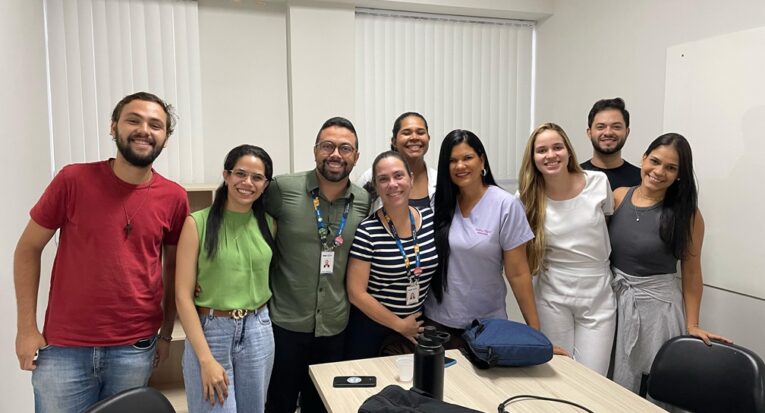 A equipe de rondonistas da Unit que vai participar da Operação Amazonas, do Projeto Rondon, com os professores Nivaldo Moscoso e Isabelle Brito (Divulgação)