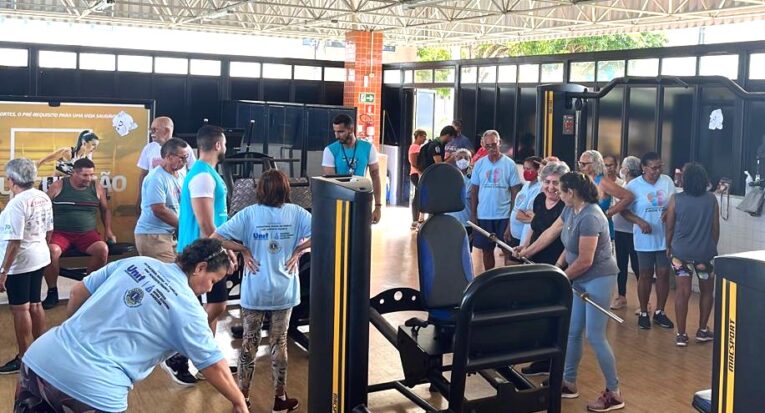 Idosos participam de atividades físicas orientadas em grupo, promovendo saúde e interação social; pesquisas mostram que vínculos afetivos ajudam a preservar a memória e reduzem o estresse (Acervo Unit)