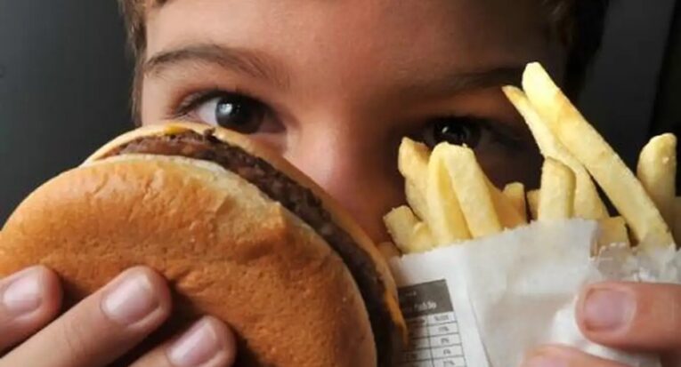 As gorduras saturadas podem ser encontradas carnes gordas, embutidos, alguns tipos de óleo e ultraprocessados, entre outros alimentos (Marcello Casal Jr./Agência Brasil)