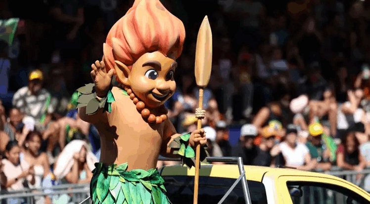 O boneco do Curupira aparece divulgando a COP30 em ações educativas e eventos oficiais, incluindo o Dia da Independência, em Brasília (José Cruz/Agência Brasil)