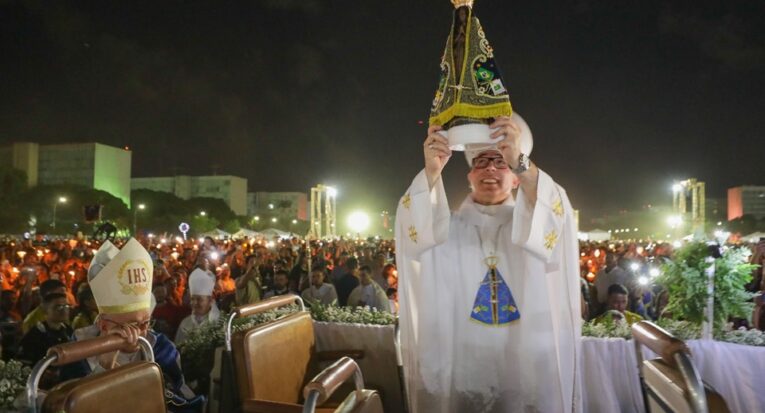 Imagem de Nossa Senhora Aparecida é erguida em uma missa solene na Esplanada dos Ministérios, em Brasília: desde 1930, ela é declarada “Rainha e Padroeira do Brasil”. (Renato Alves/ Agência Brasília)