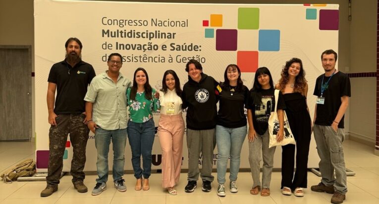 A equipe da Liga Acadêmica de Estudos da Cannabis (Laec), durante o Congresso Nacional Multidisciplinar de Inovação em Saúde, realizado na Unit (Divulgação/Laec)