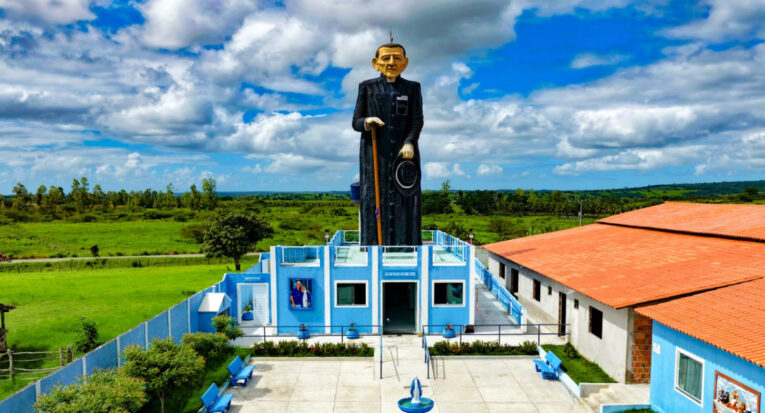 O mirante com a estátua em homenagem a Padre Cícero fica no povoado Alemanha e também oferece uma visão panorâmica da região (Divulgação/Instituto São Peregrino)