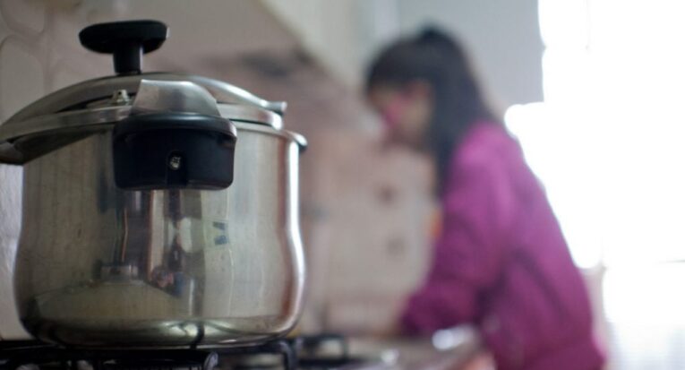 Historicamente, o serviço de cuidar da casa e da família tem sido assumido pelas mulheres, mesmo quando elas delegam o serviço a uma terceira pessoa (Agência Brasil)