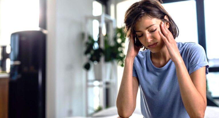 Caracterizada pelas fortes e pulsantes dores de cabeça, a enxaqueca é uma das doenças que mais afetam a população. (Drazen Zigic/Freepik) 