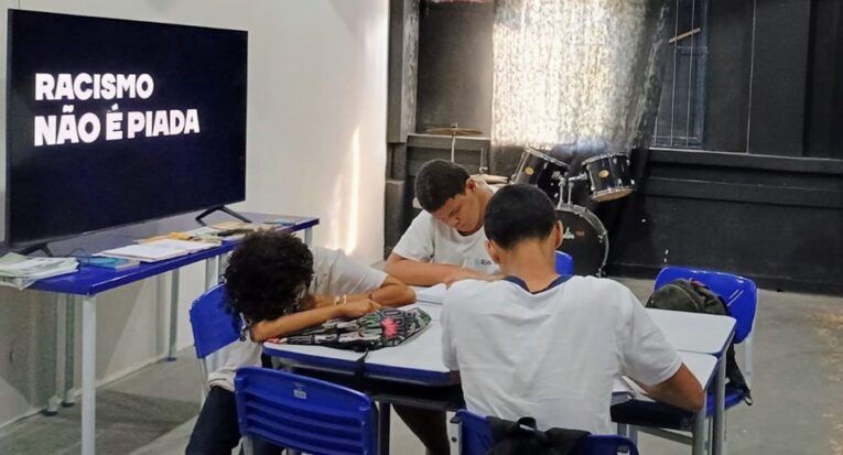 Conforme a lei, as piadas e brincadeiras racistas violam frontalmente os princípios constitucionais da fraternidade e da dignidade humana (Foto: MultiRio) 