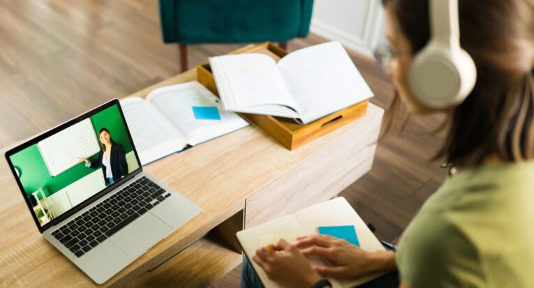 As possibilidades de estudar e se qualificar nas horas vagas aumentaram muito com a utilização e ampliação dos meios tecnológicos (Tonodiaz/Freepik)
