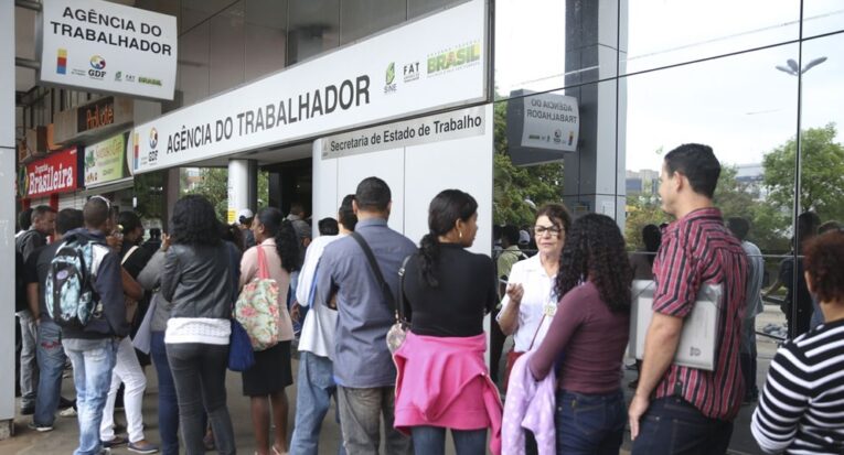 A criação de vagas de trabalho e o baixo desemprego, mesmo com os juros altos, formam um cenário atribuído à resiliência da atividade econômica em diversos setores (José Cruz/Agência Brasil) 