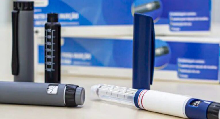 Os medicamentos, aplicados através de canetas injetáveis, são indicados para o controle da diabetes tipo 2 e de casos severos de obesidade (Caroline Morais/Ministério da Saúde)