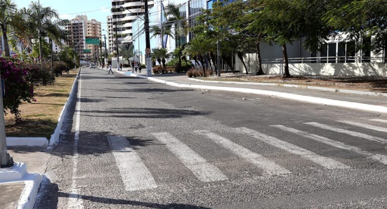 Aspecto da Avenida Sílvio Teixeira, em Aracaju, uma das regiões apontadas como “ilhas de calor”, construções concentradas e menos áreas verdes aumentam temperaturas (Foto: André Moreira/Acervo PMA)