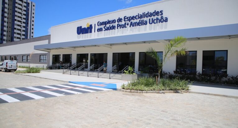 O Complexo de Especialidades em Saúde Professora Amélia Uchôa está localizado na Avenida Murilo Dantas, nº 1150, Bairro Farolândia, em Aracaju - SE, dentro do campus Farolândia da Universidade Tiradentes (Unit)
