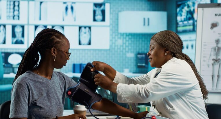 Problemas sociais e estruturais, bem como dificuldades no acesso à saúde, podem agravar as situações de estresse especialmente em mulheres negras (Foto: DC Studio/Magnific)